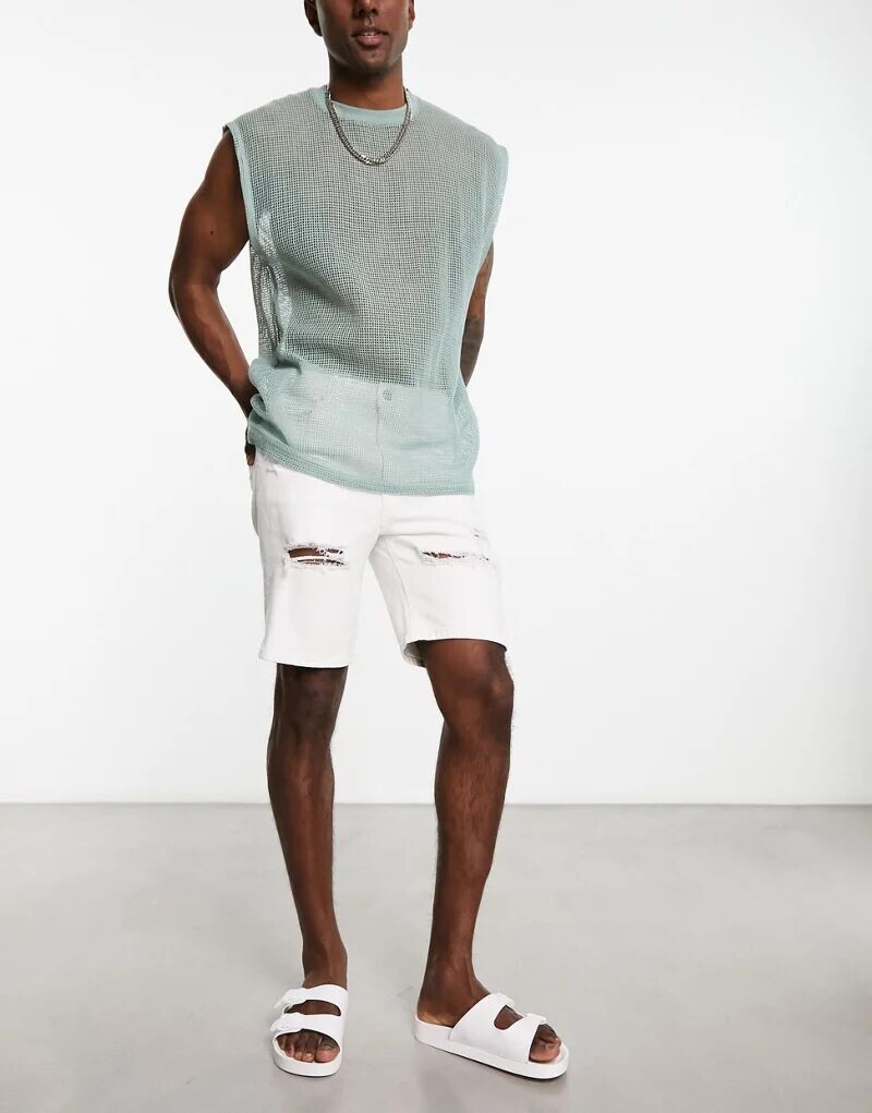 

Белые рваные джинсовые шорты Bershka