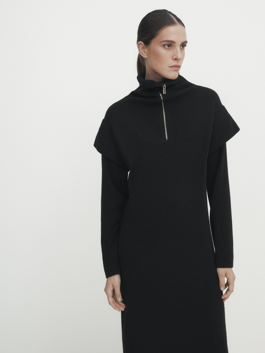 

Трикотажное платье с молнией на шее и детали плеч Massimo Dutti, черный