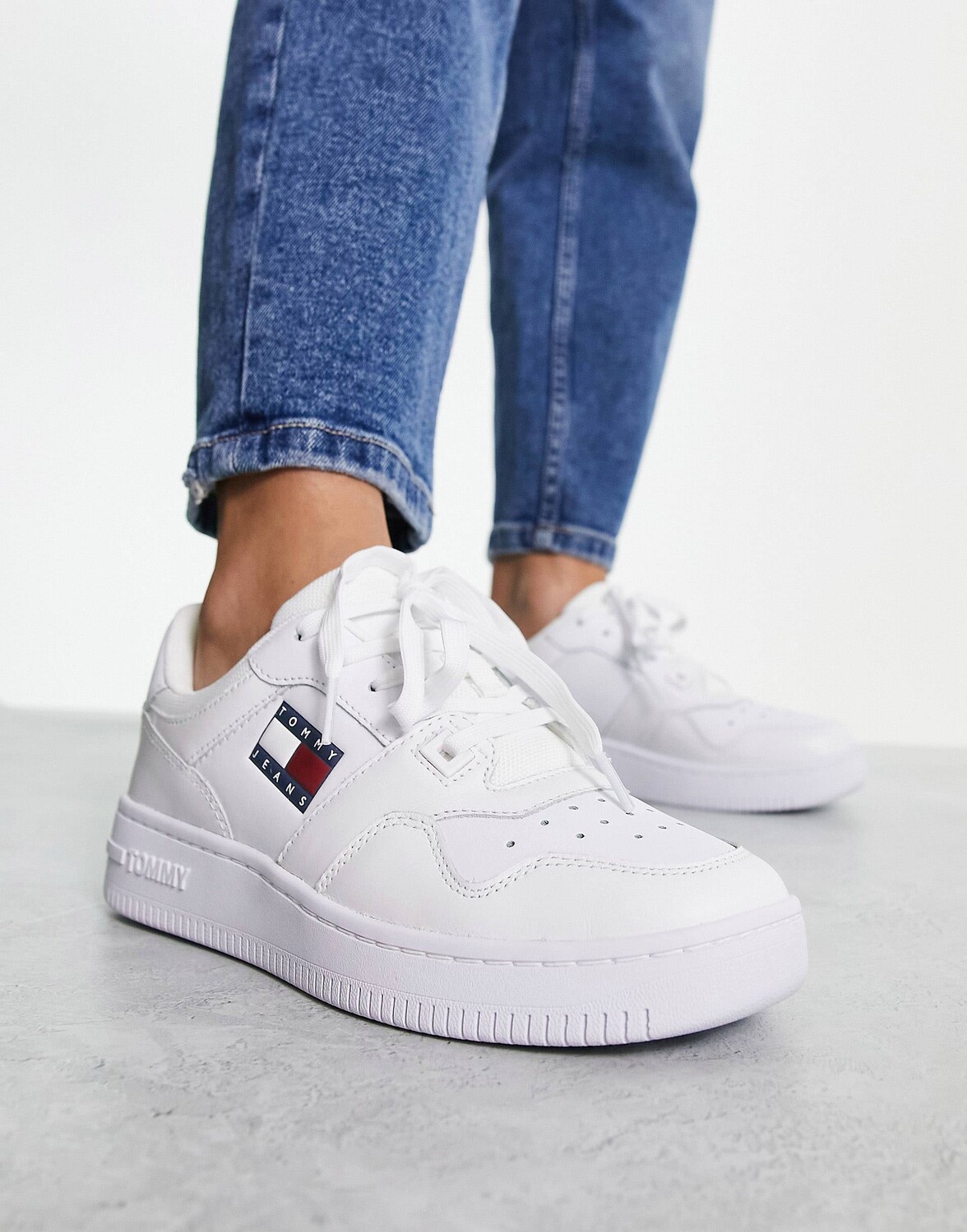 

Белые кожаные кроссовки с корзиной и логотипом в стиле ретро Tommy Jeans
