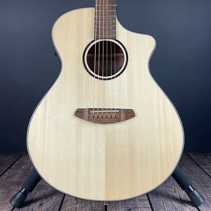 

Breedlove Discover S Concert CE, европейская ель-африканское красное дерево Discover S Concert CE, European Spruce-African