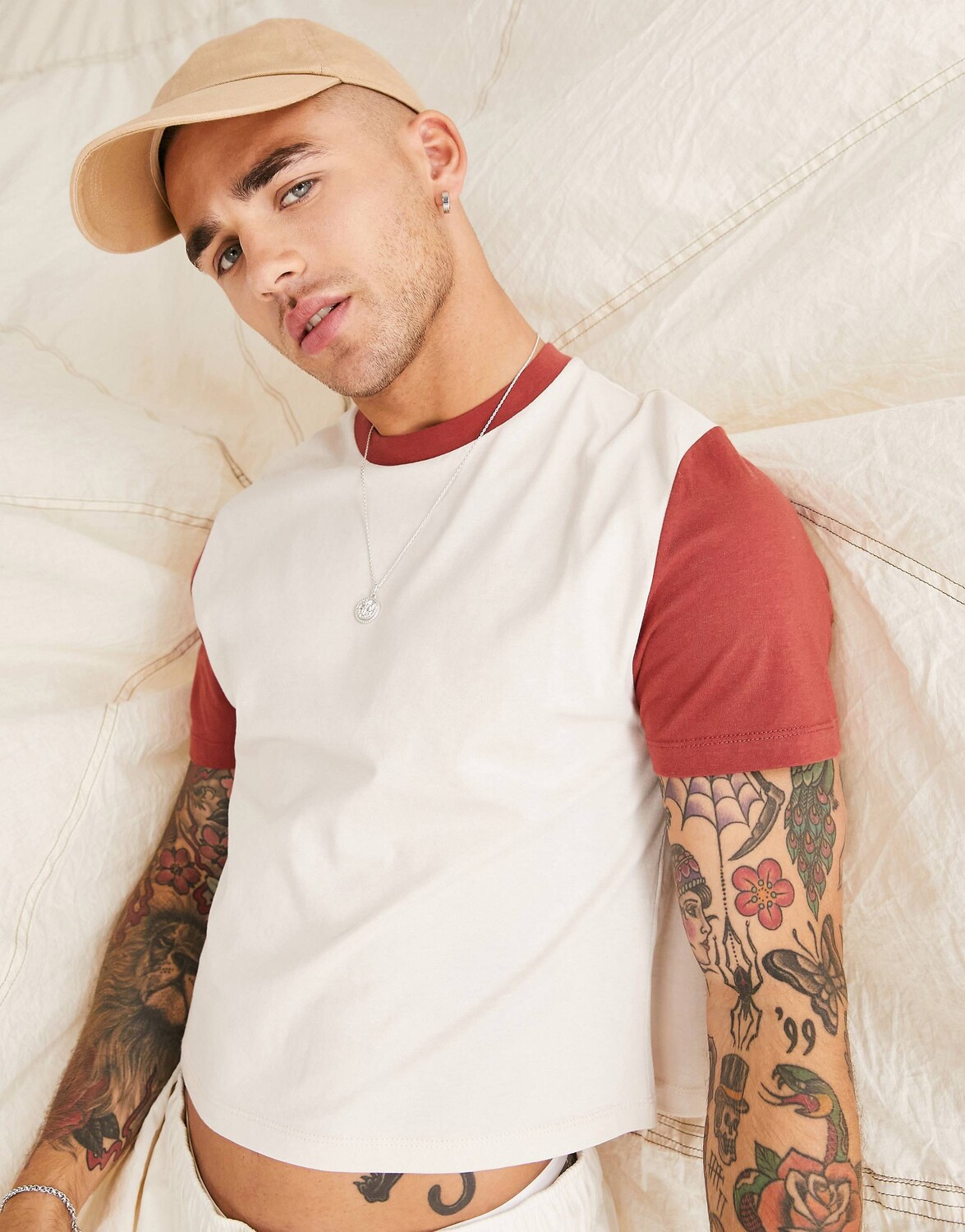 

Бежевая укороченная футболка с контрастными рукавами ASOS DESIGN