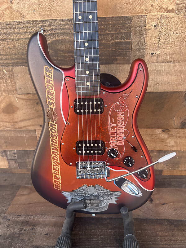 

Трибьют-гитара Fender Harley Davidson С чехлом и оригинальным футляром! Harley Davidson tribute guitar With coa and original case!BRAND NEW