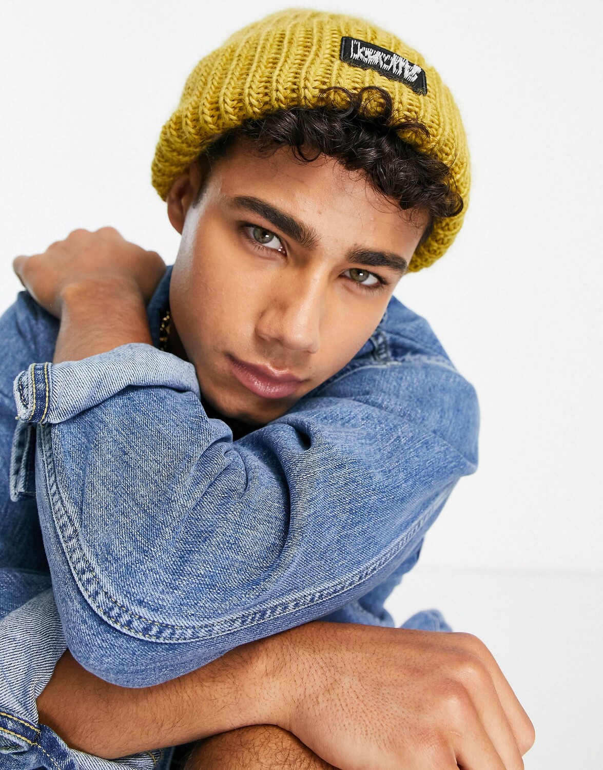 

Желтая шапка Levi's с небольшим логотипом