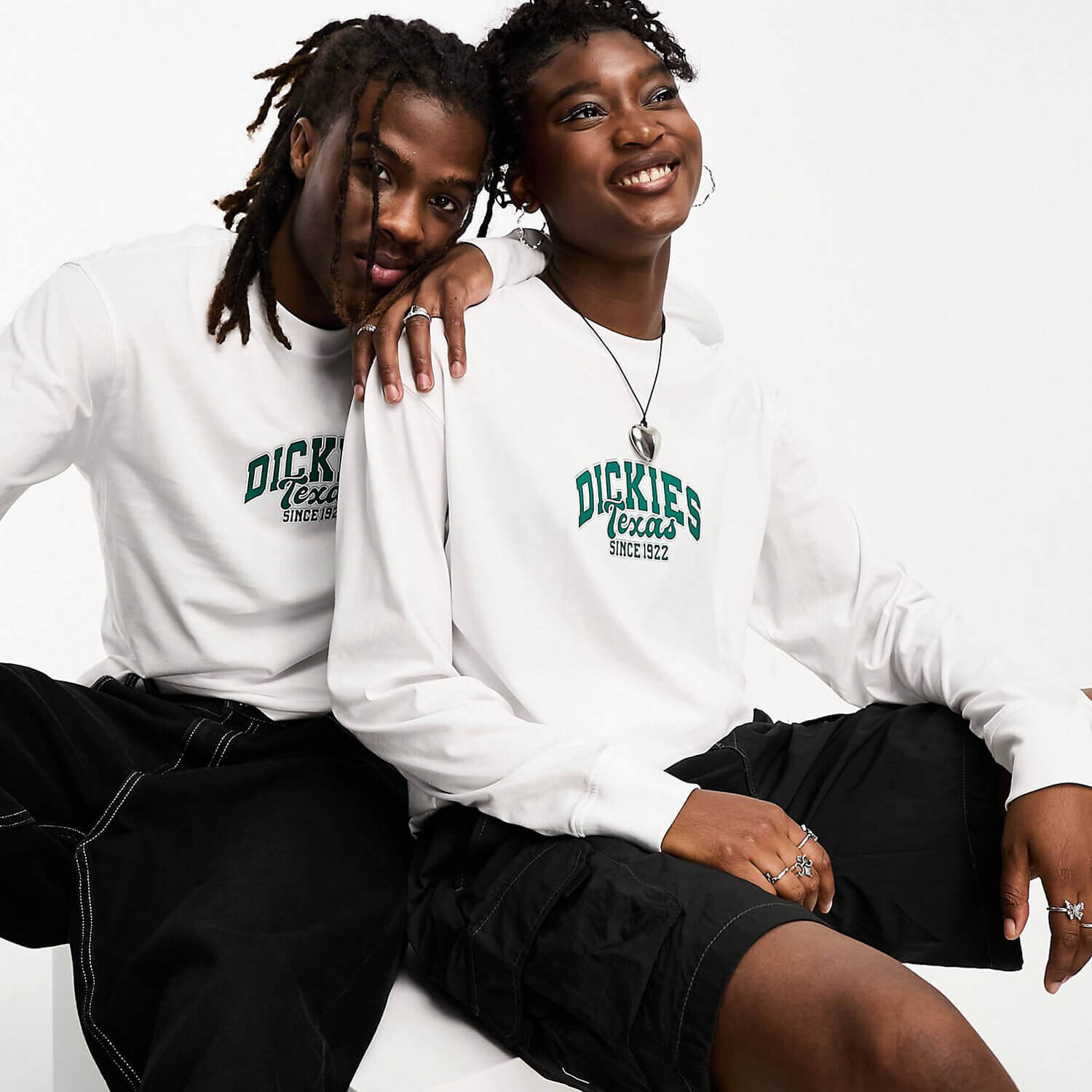 

Лонгслив Dickies Stephens City Collegiate Logo, белый