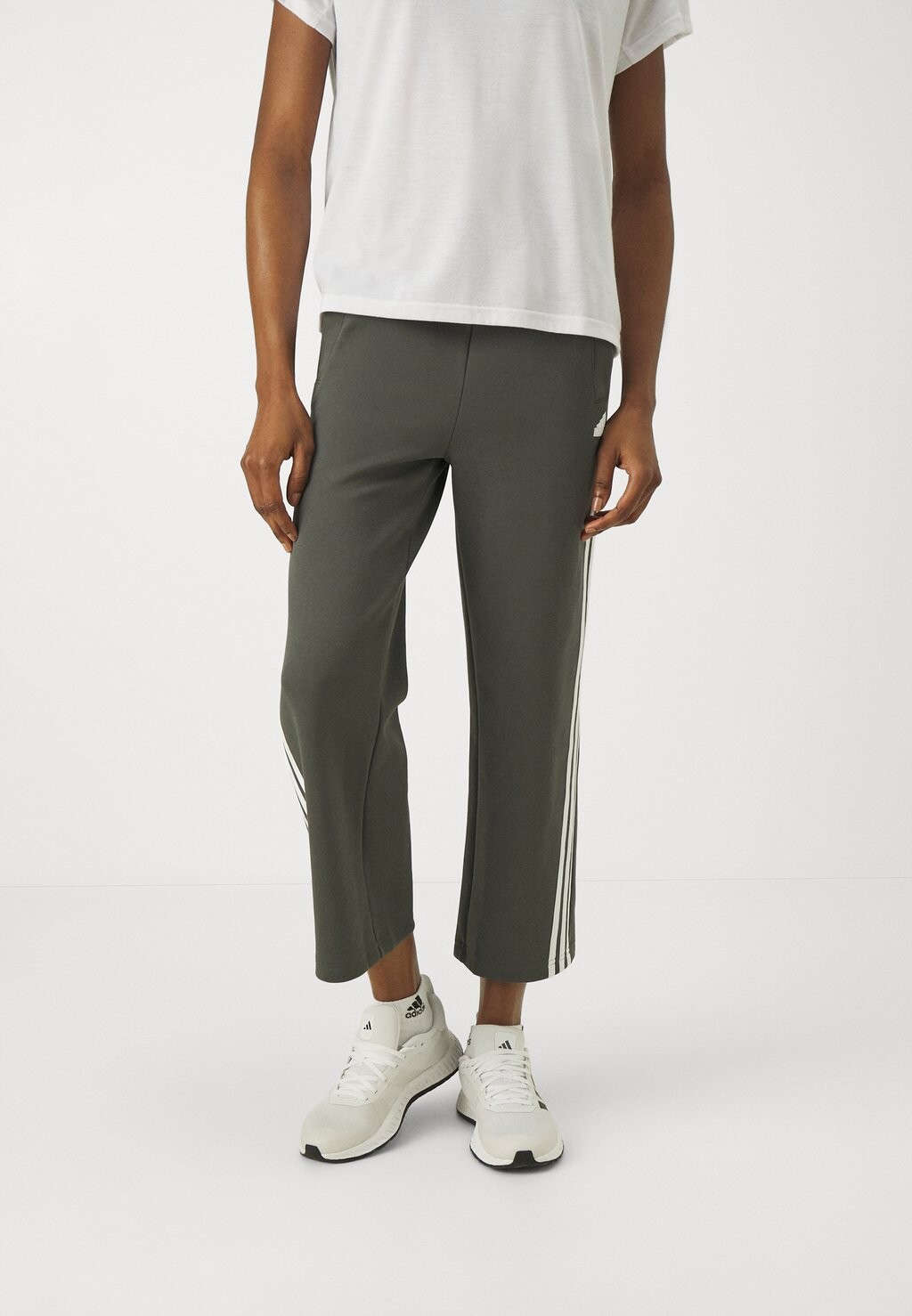 

Брюки adidas Sportswear БУДУЩИЕ ИКОНЫ ТРИ ПОЛОСКИ С ОТКРЫТЫМ ПОЛЕМ, цвет legend ivy