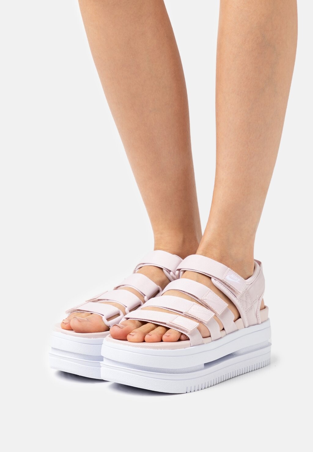 

Босоножки на платформе Nike