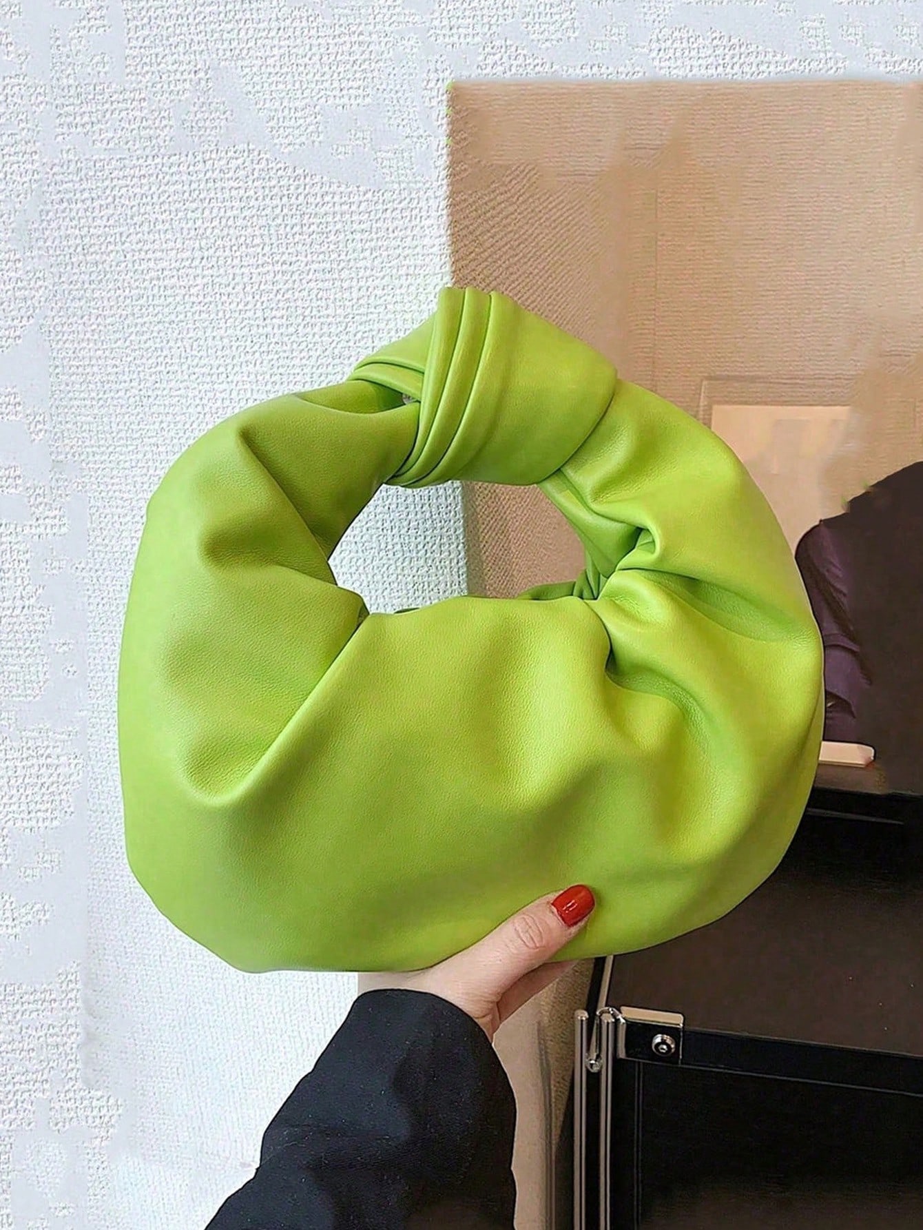 цена Модная простая плиссированная сумка в форме облака, зеленый
