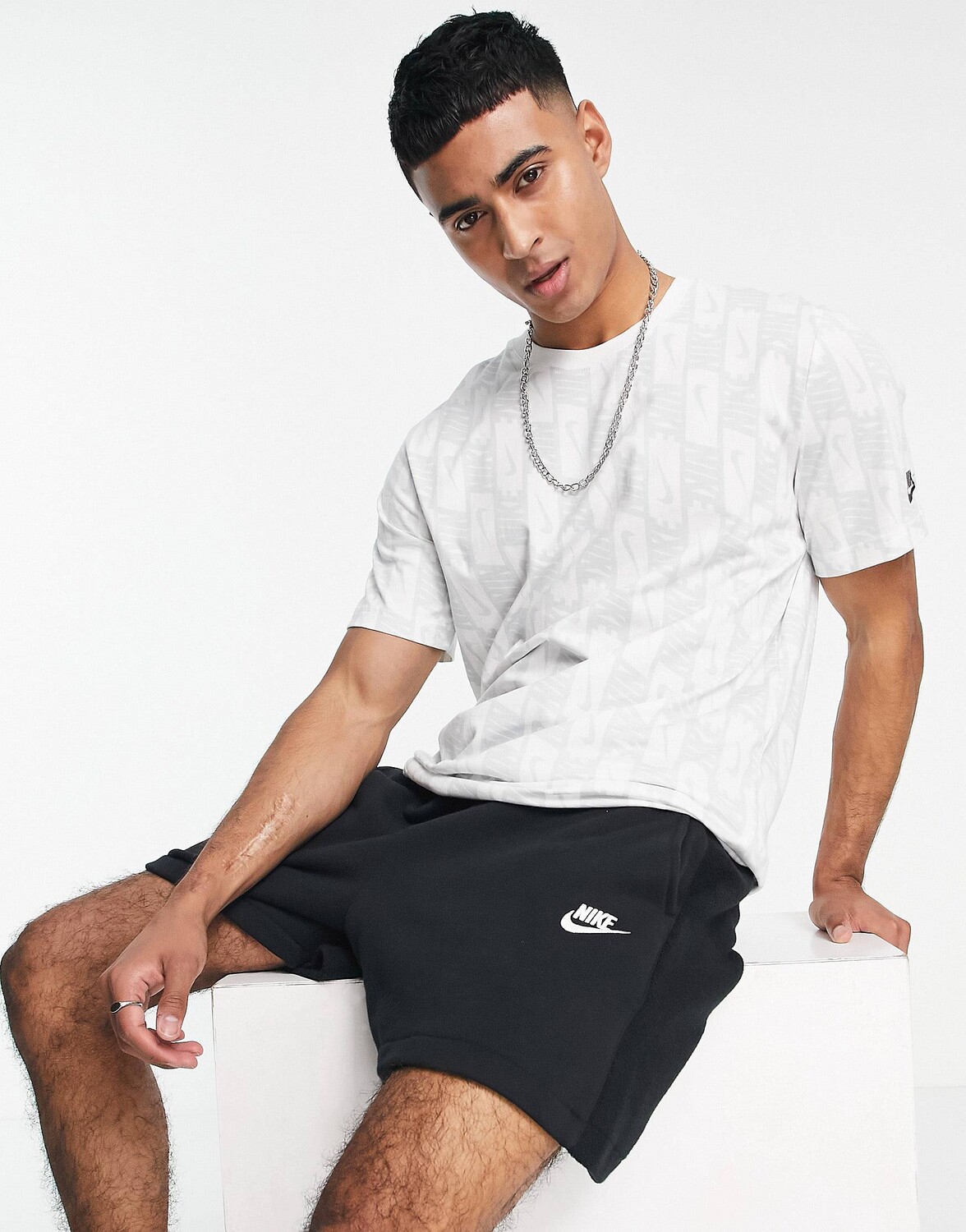 

Белая футболка с принтом Nike Repeat Pack