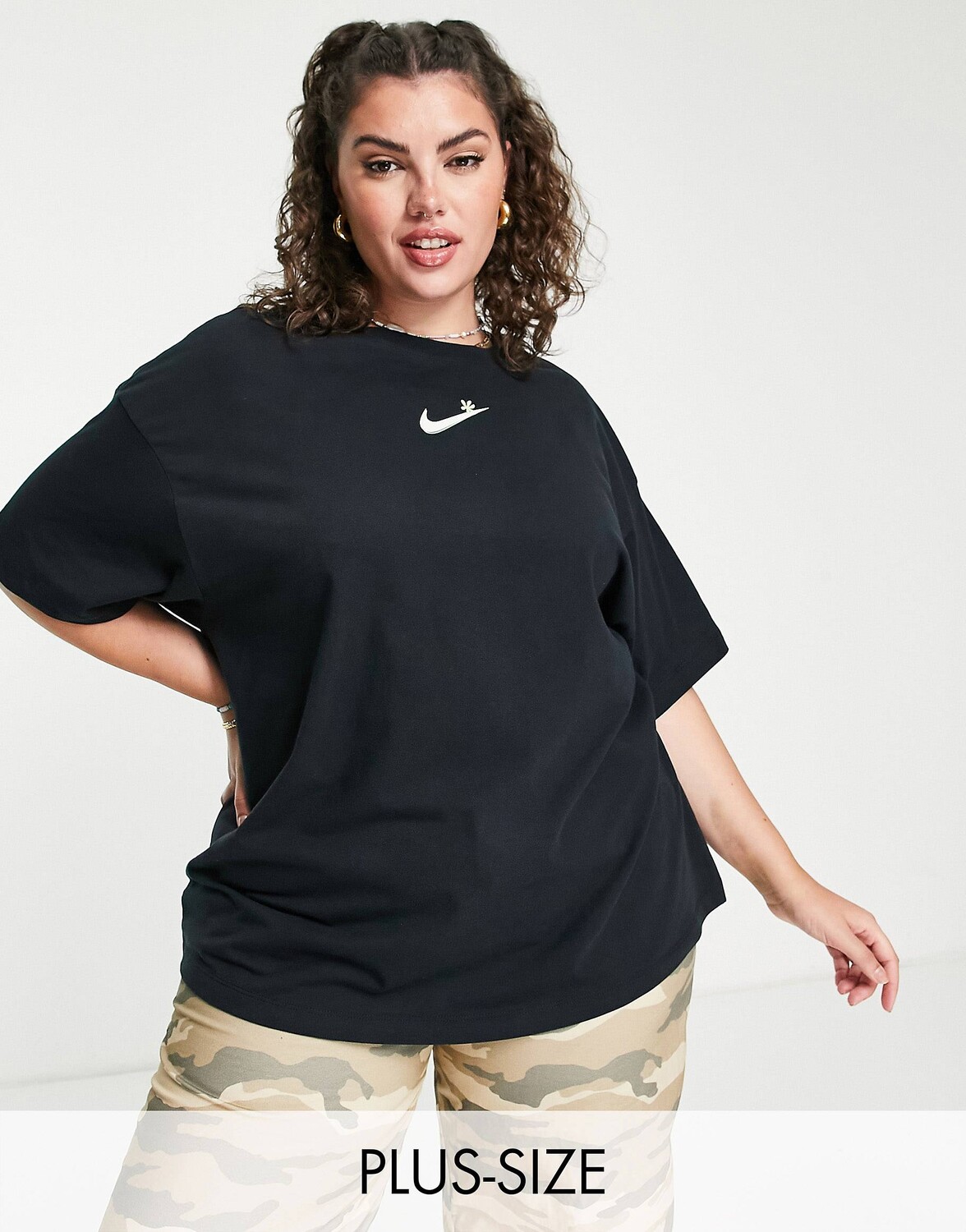 

Черная футболка из волокна с цветочным принтом Nike Plus
