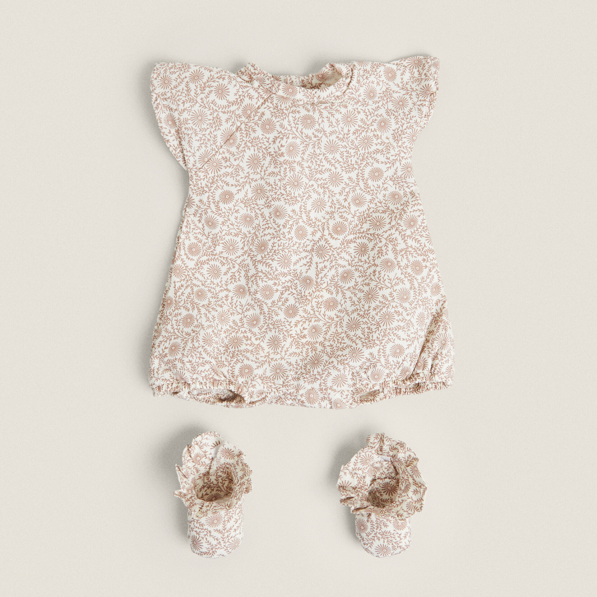 цена Комплект одежды для игрушечной куклы Zara Home, белый/бежевый