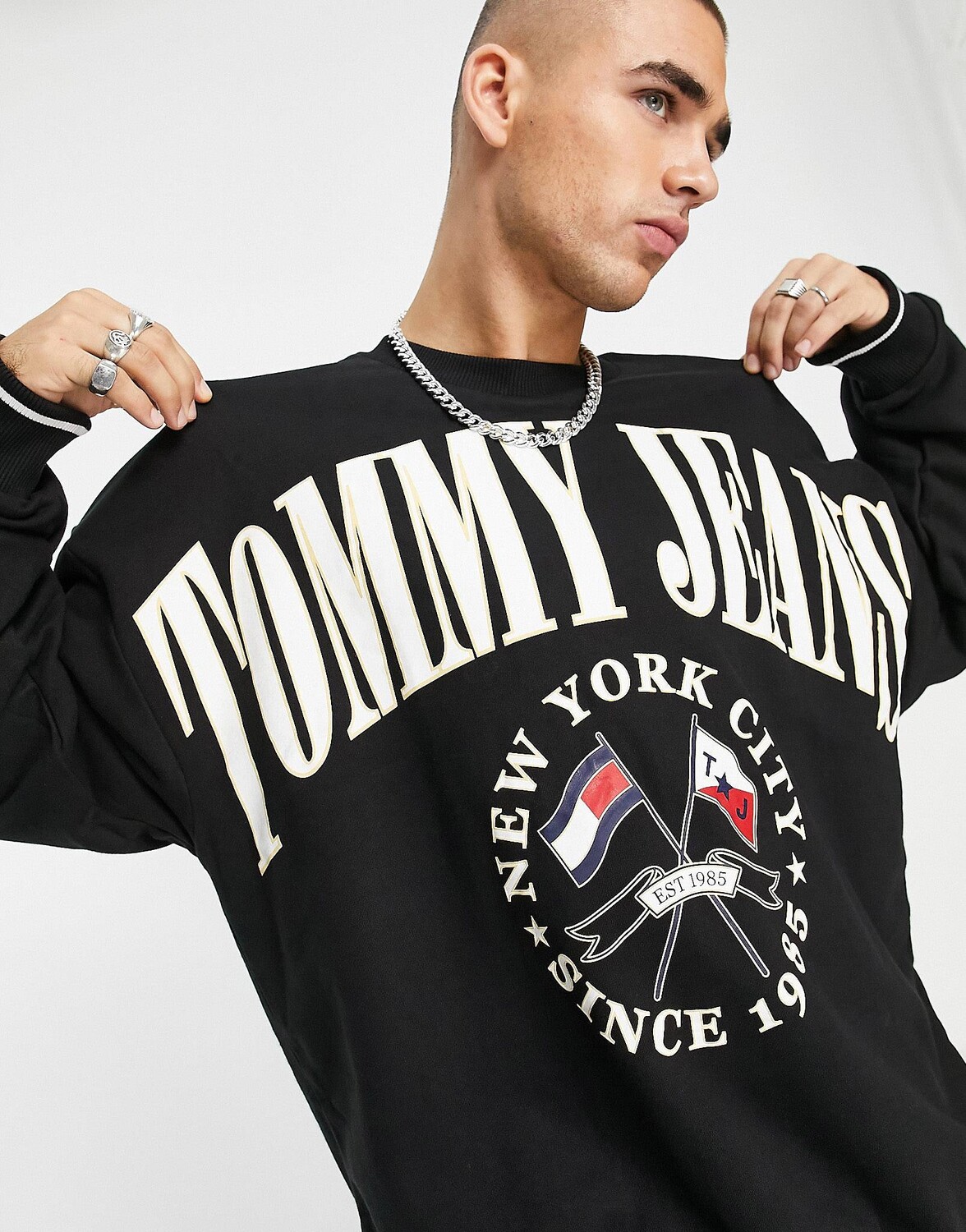

Черный свитшот с логотипом Tommy Jeans