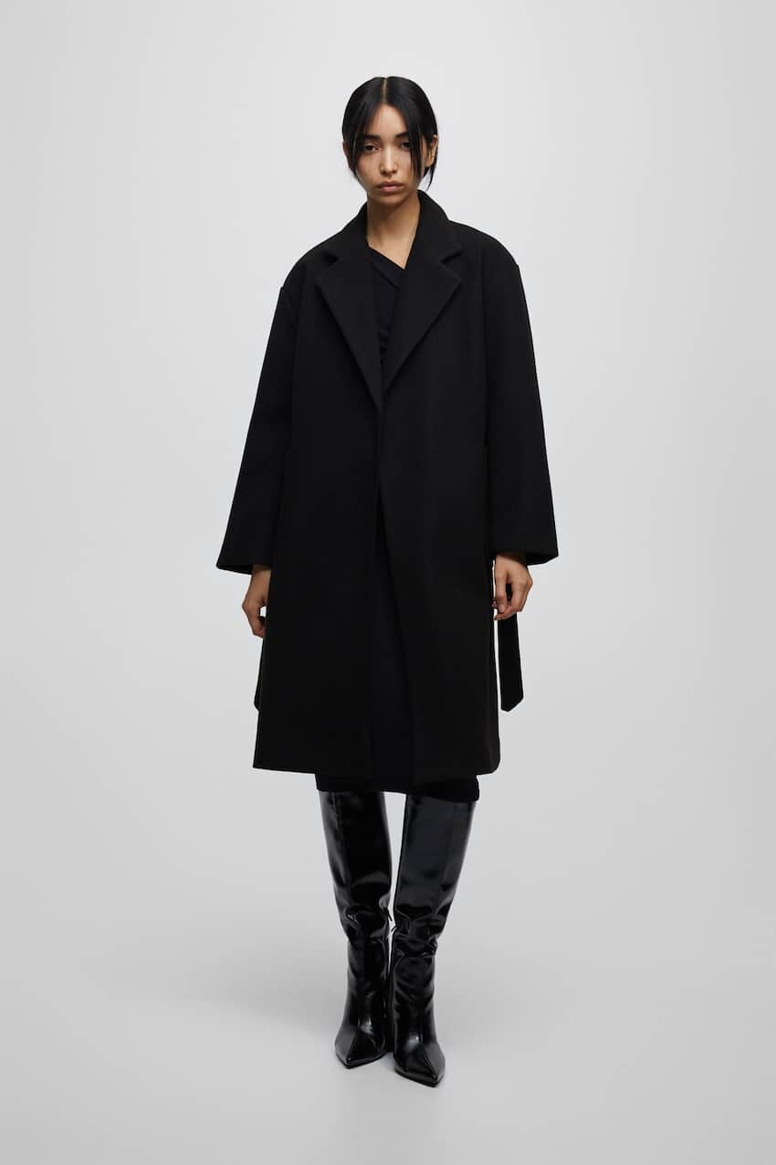 

Длинное пальто с поясом Pull&Bear, черный