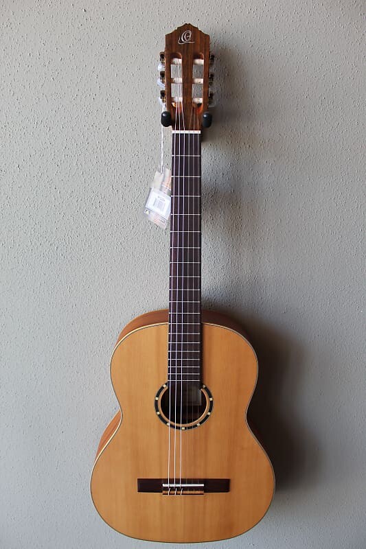 

Акустическая гитара Demo Model Ortega R122SN Full Size Nylon String Classical Guitar with Deluxe Gig Bag