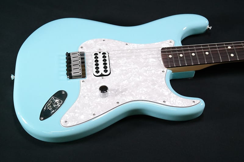 Электрогитара Fender Limited Edition Tom Delonge Stratocaster, Rosewood Fingerboard, Daphne Blue 093