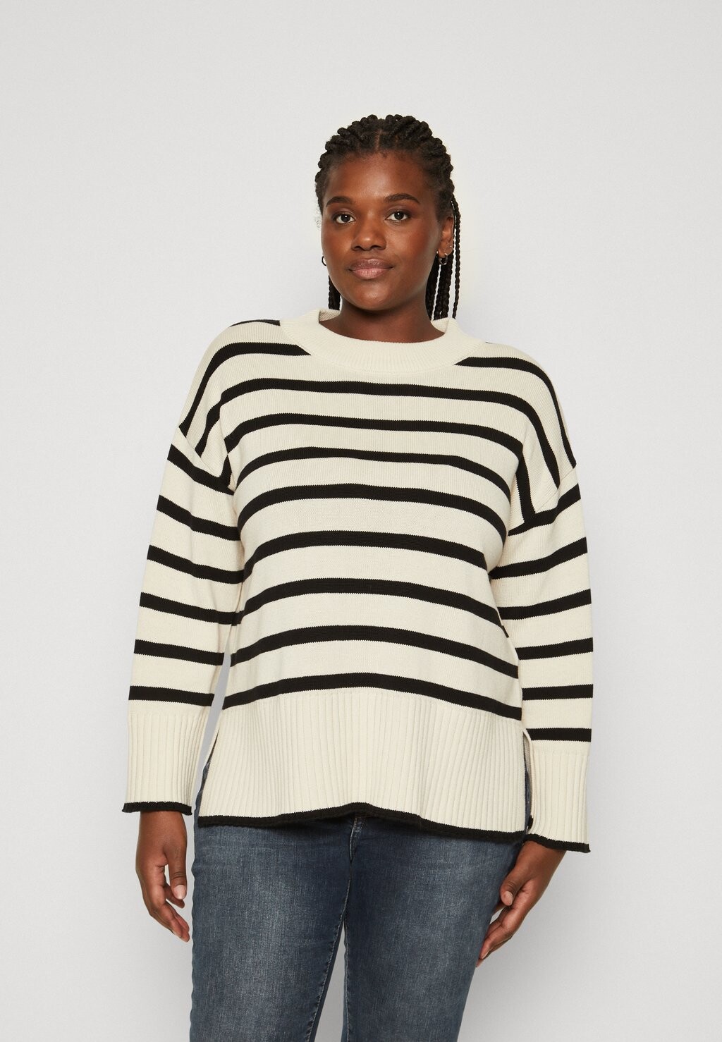 

Вязаный свитер CARHELLA LOOSE STRIPED O NECK ONLY Carmakoma, цвет birch/black