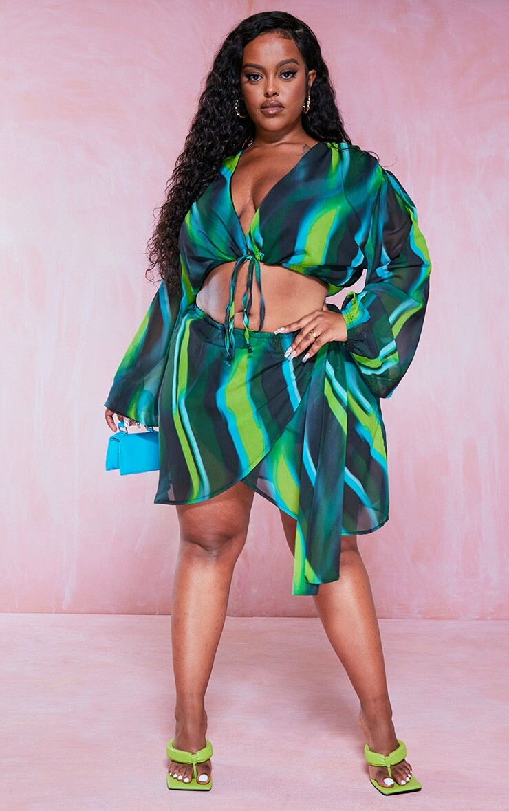 

PrettyLittleThing Зеленая мини-юбка с завязками по бокам и эффектом омбре Plus