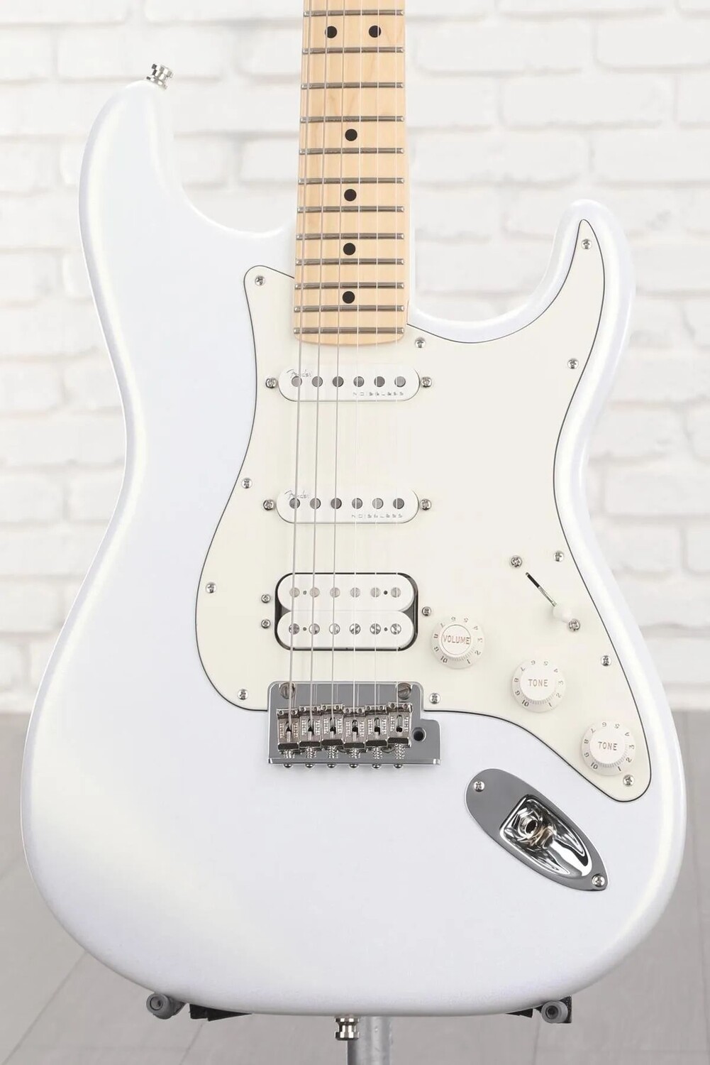 

Новый фирменный Stratocaster Fender Juanes — Luna White