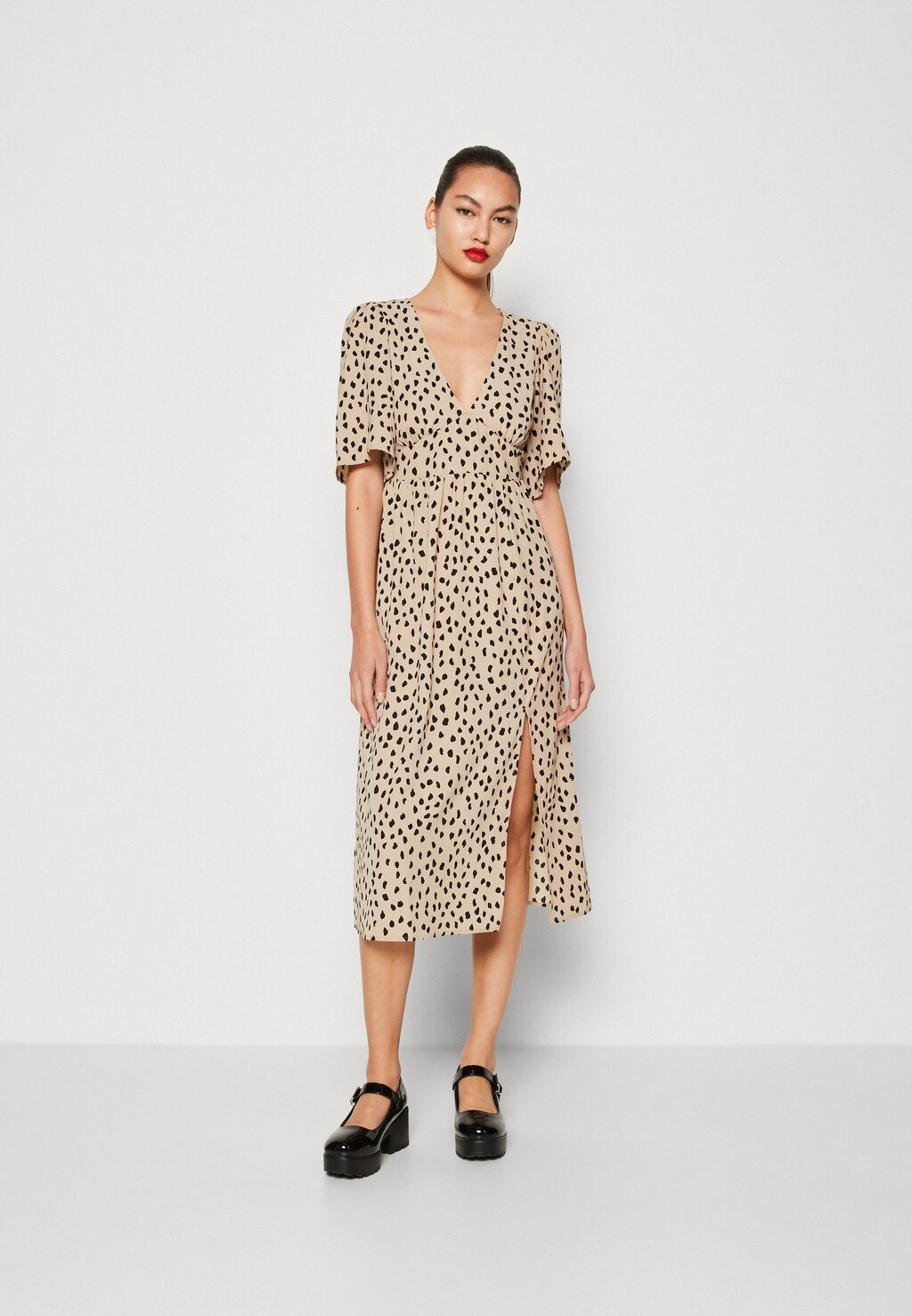 

Дневное платье Monki, бежевый