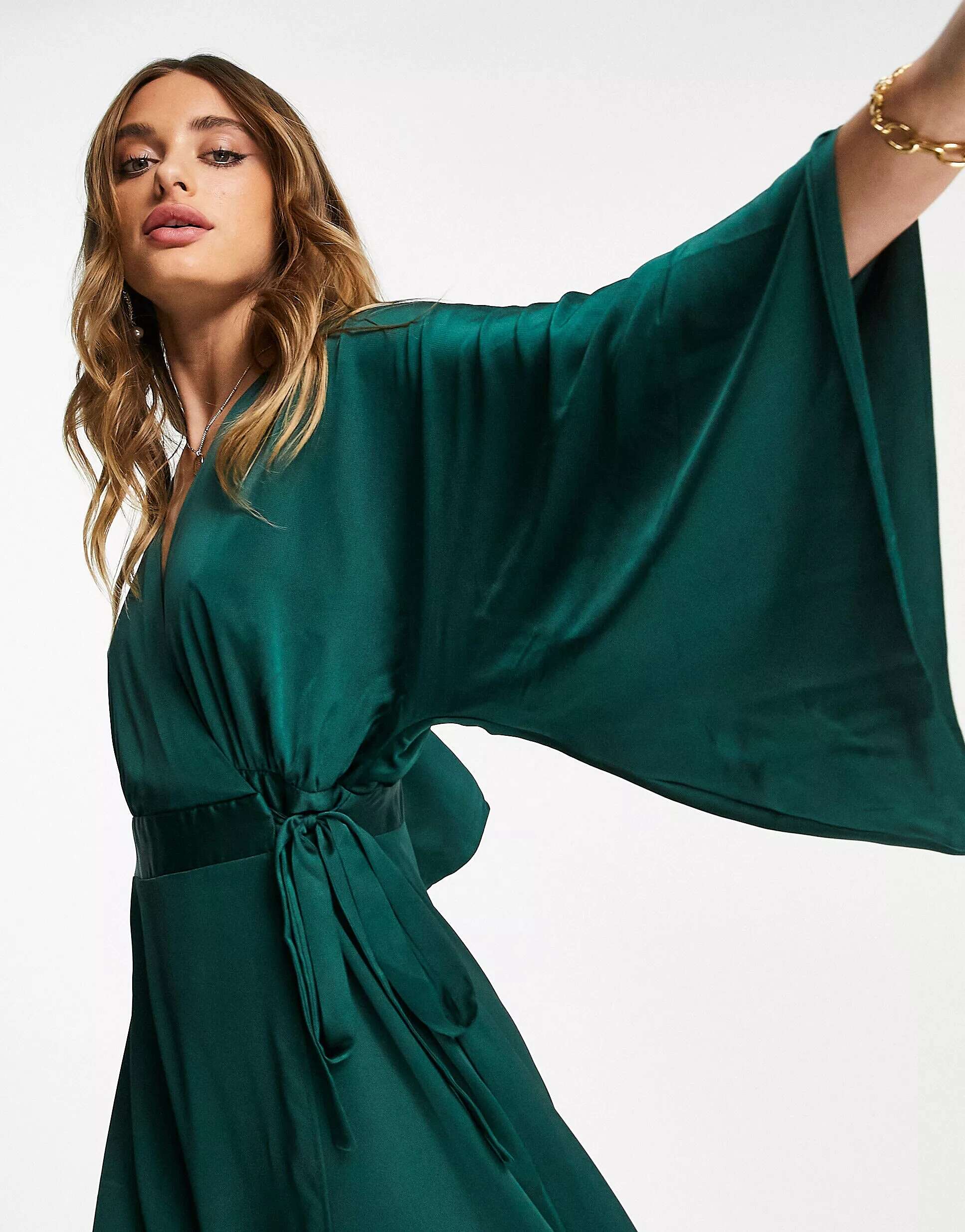 Изумрудно-зеленое атласное платье макси с рукавами-кимоно и запахом TFNC Bridesmaid
