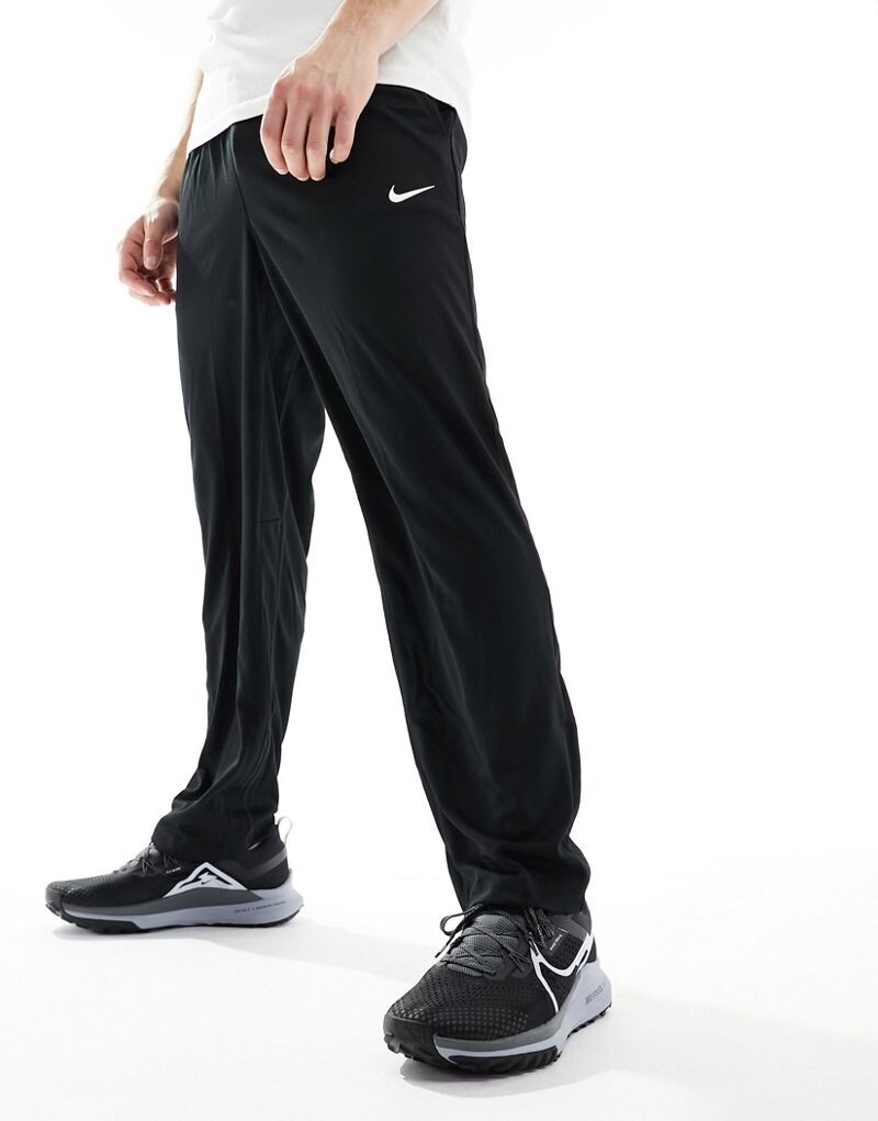 

Черные спортивные штаны Nike Totality