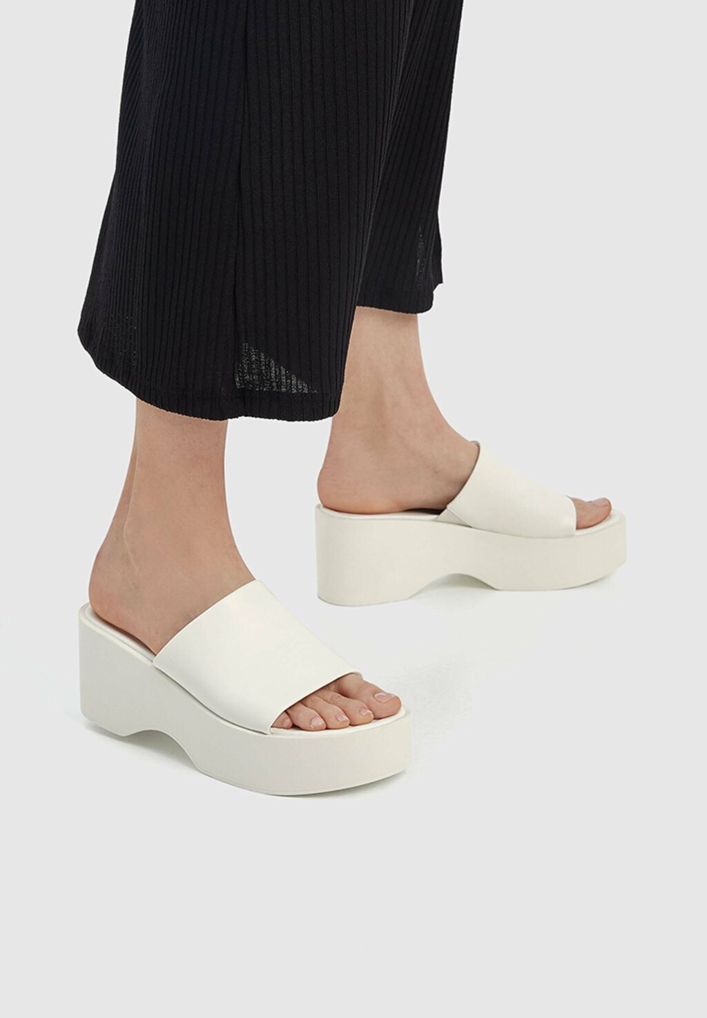 

Шлепанцы PULL&BEAR, белый