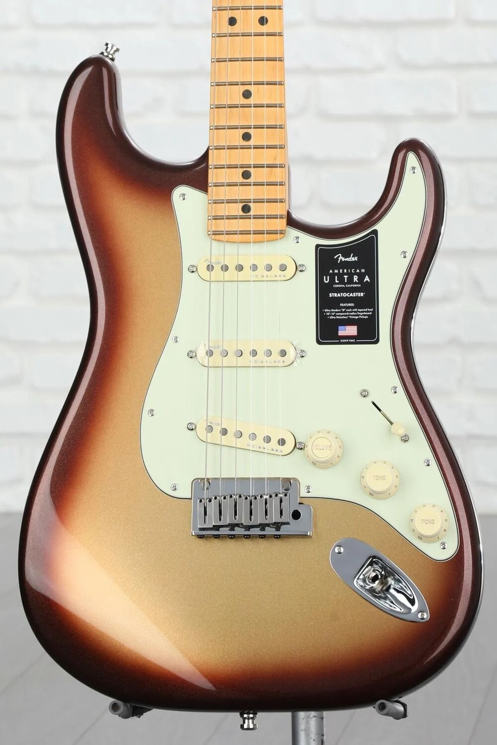 

Fender American Ultra Stratocaster — Mocha Burst с кленовой накладкой грифа