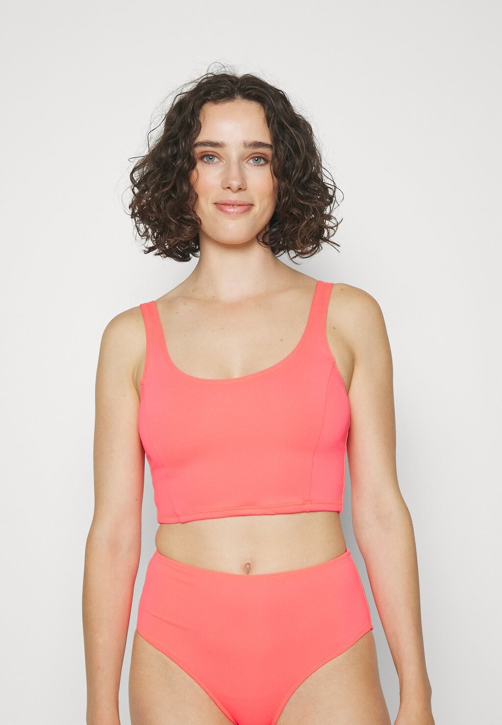 

Верх бикини COMPRESSION TANK Good American, коралл