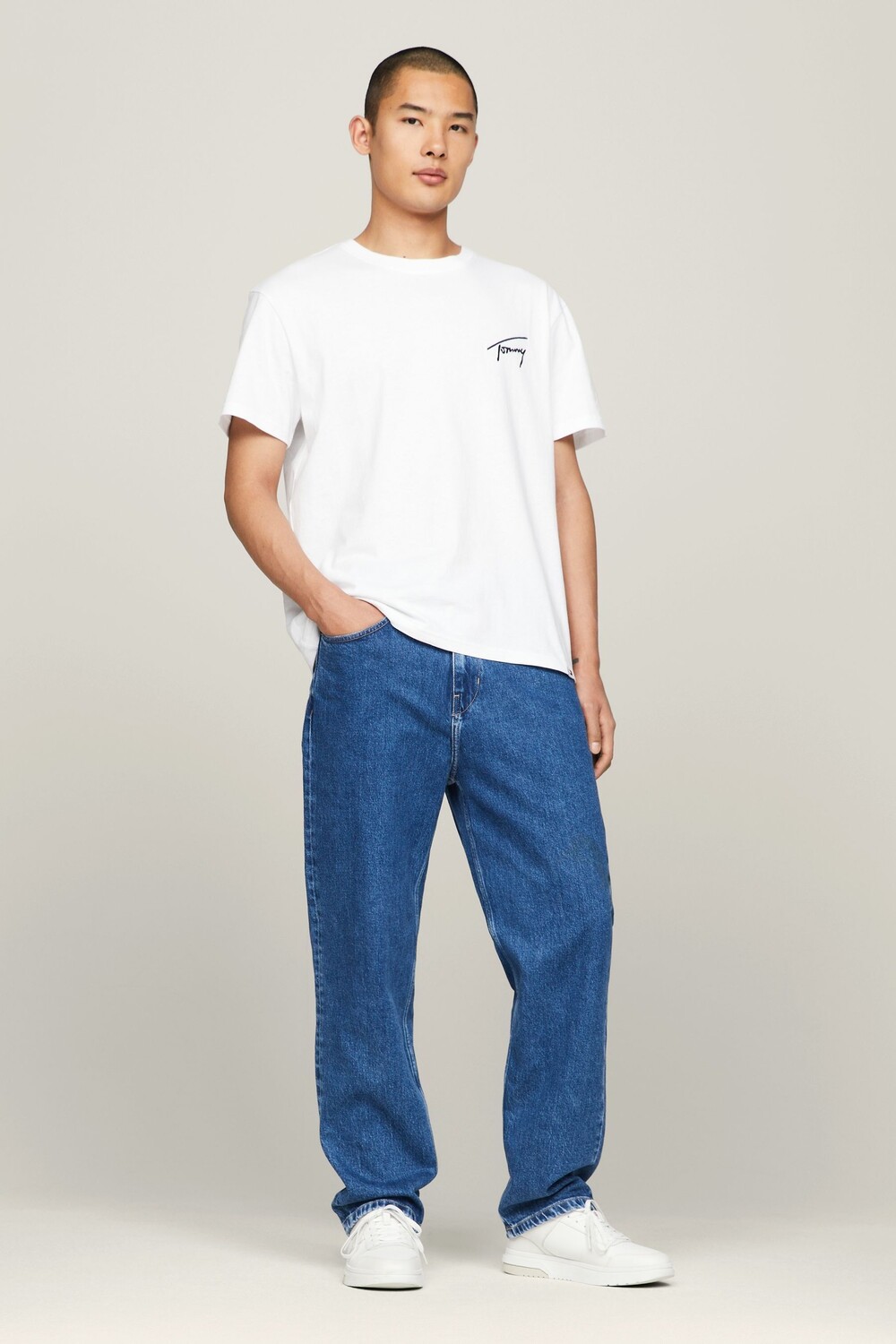 

Джинсы Tommy стандартного кроя подходят к фирменной футболке Tommy Jeans, белый