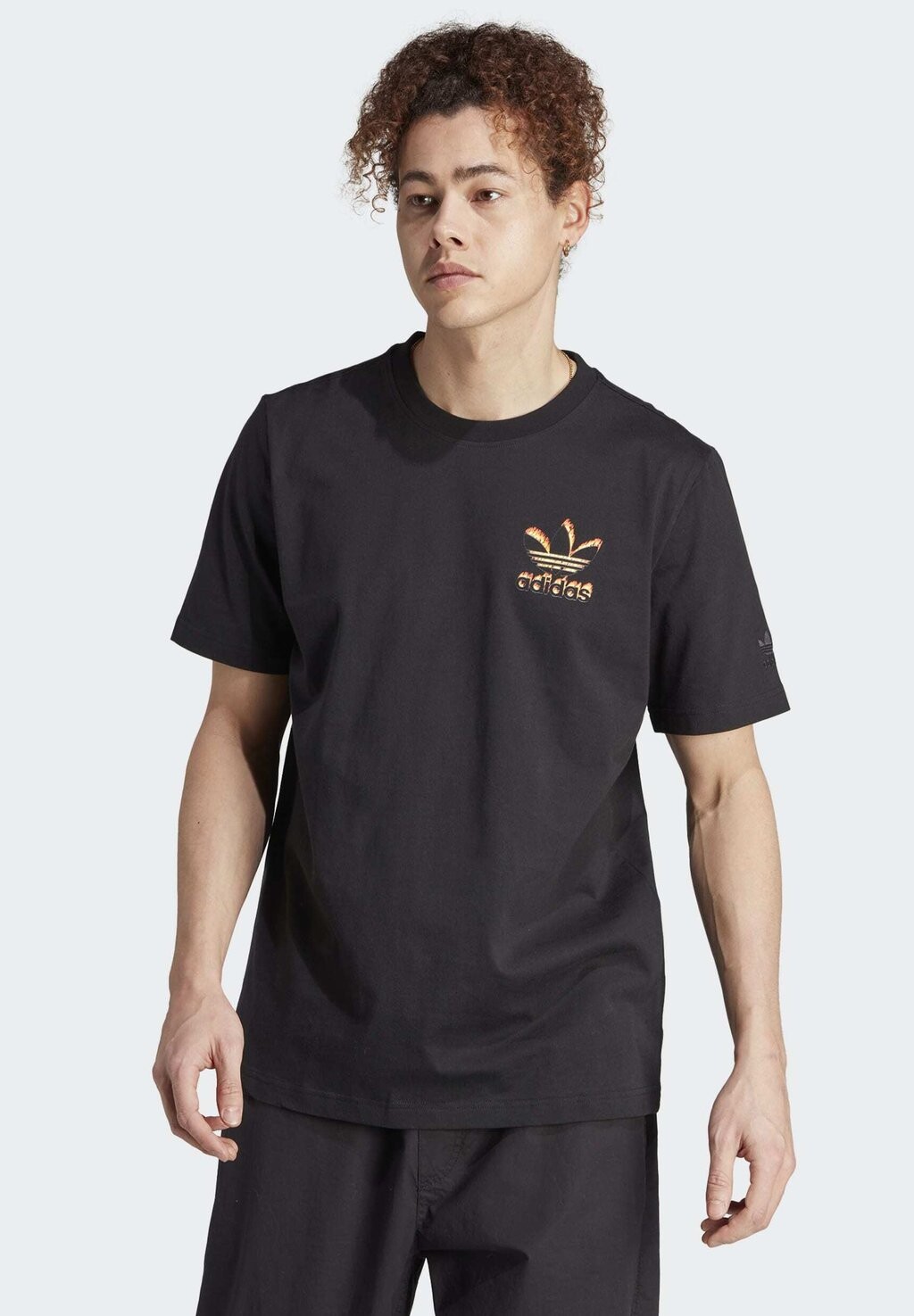

Футболка с принтом adidas Originals, черный