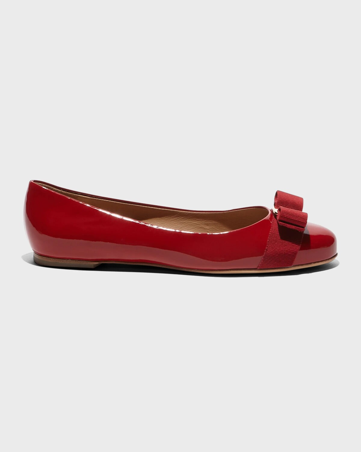 

Балетки Varina из лакированной кожи с бантом Ferragamo, цвет Rosso Patent