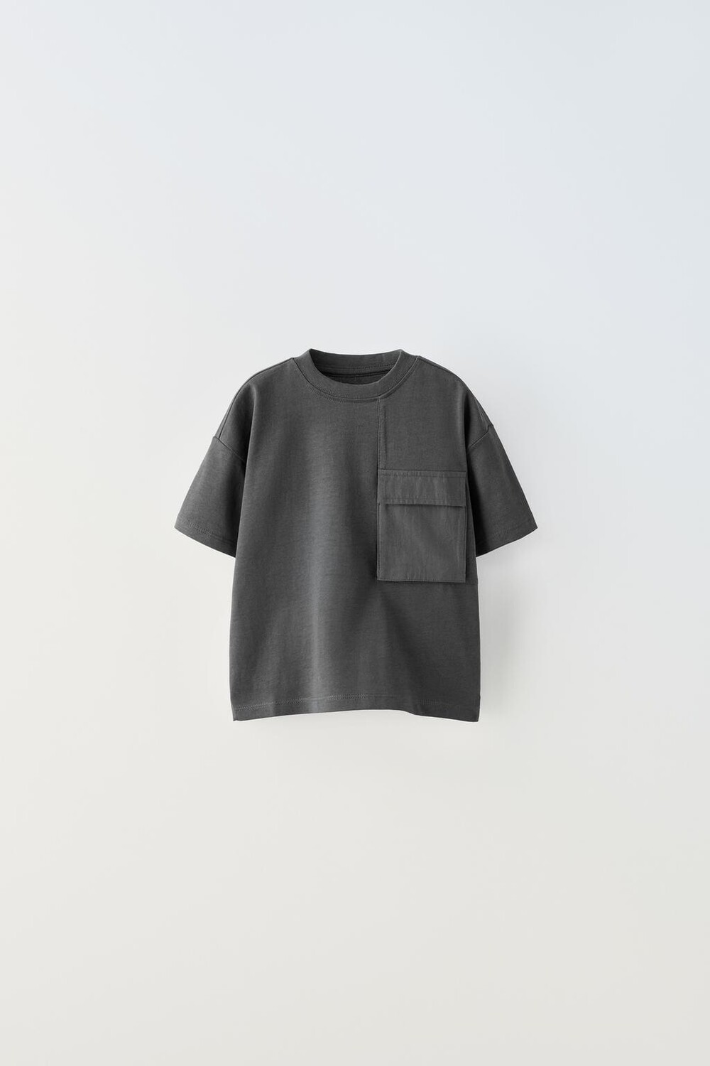

Футболка с карманом ZARA, антрацитовый серый