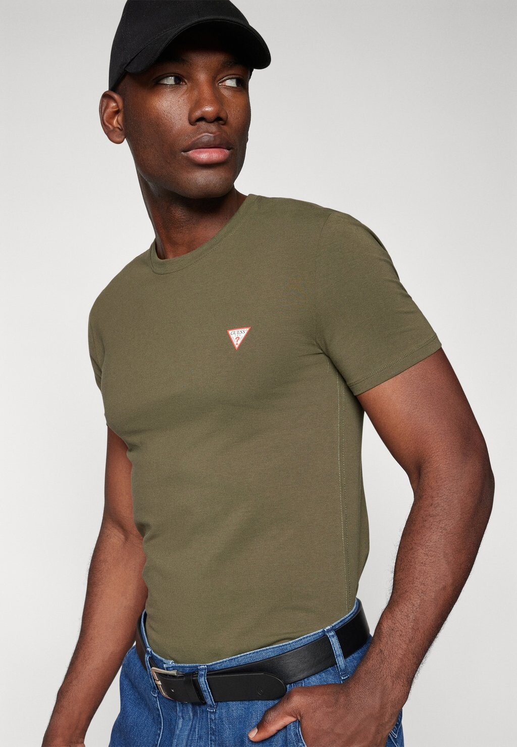 

Базовая футболка CORE TEE Guess, оливково-зеленый