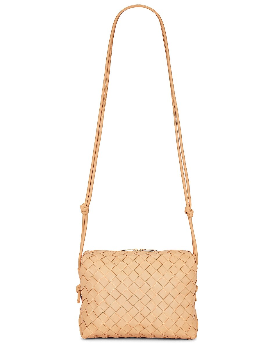 

Сумка кросс-боди Bottega Veneta Small Loop, цвет Almond & Gold