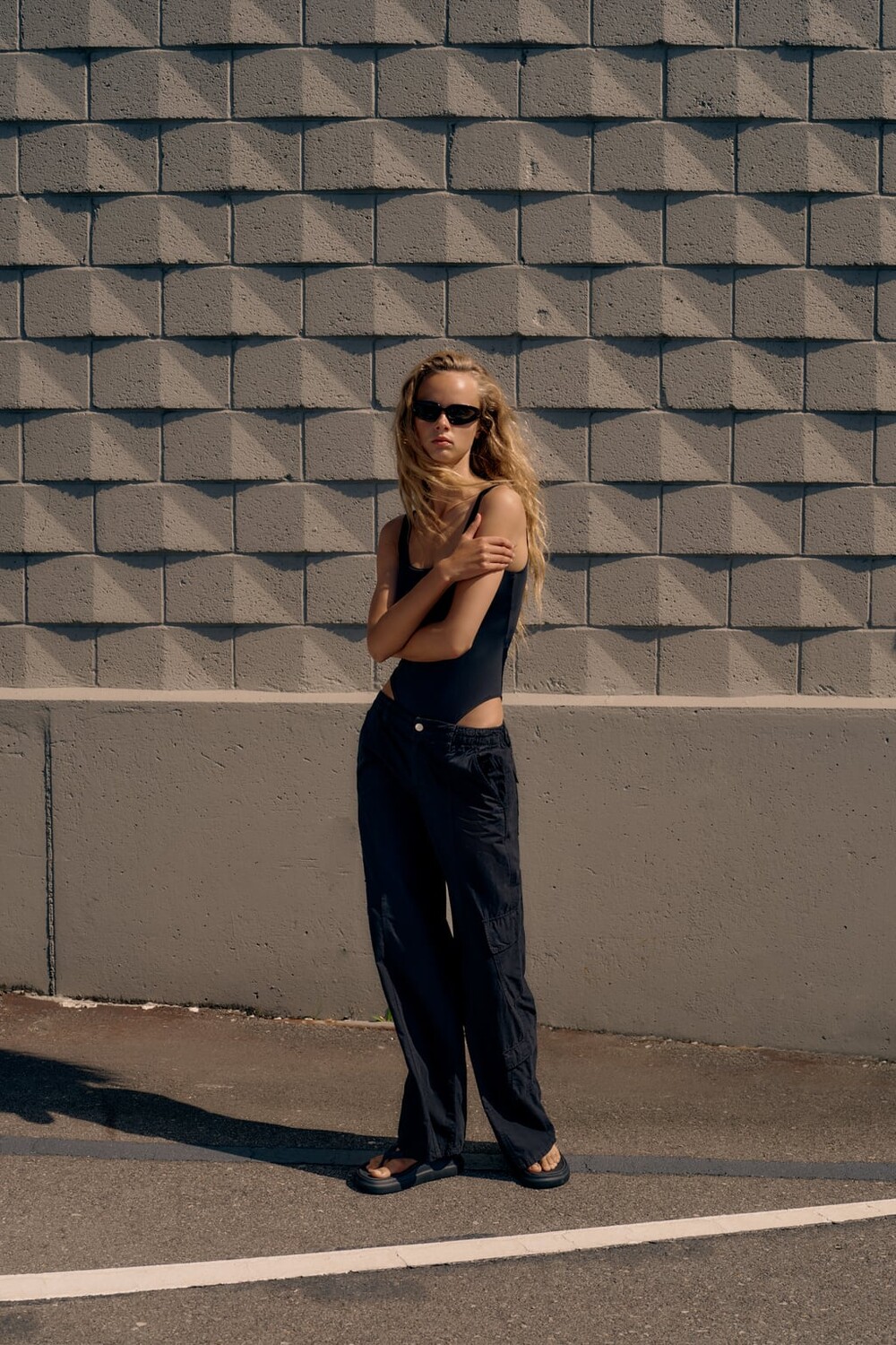 

Брюки парашют ZARA, черный