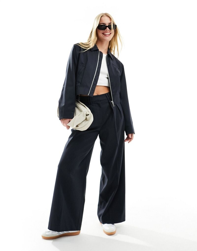 

Широкие брюки темно-синего цвета в тонкую полоску ASOS DESIGN — часть комплекта