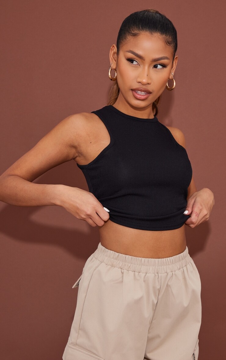 

PrettyLittleThing Базовый черный жилет с воротником-борцовкой в ​​рубчик