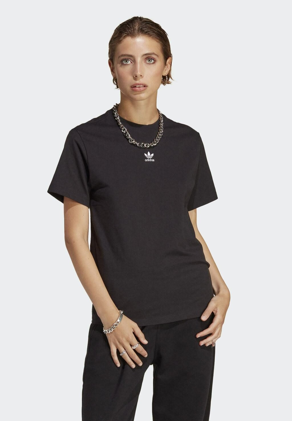 

Базовая футболка adidas Originals, черный