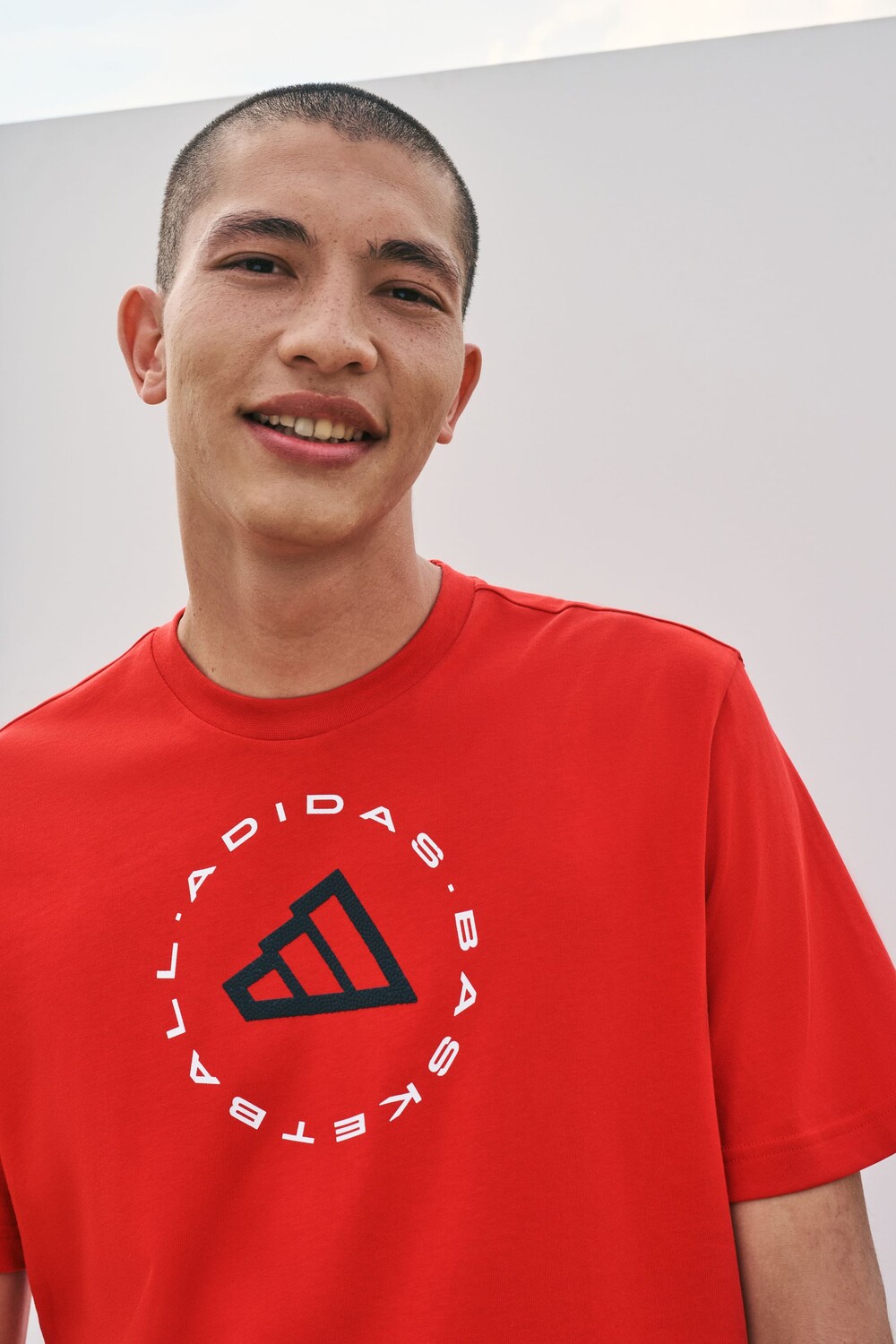 

Футболка с графической эмблемой Hoops Adidas, красный