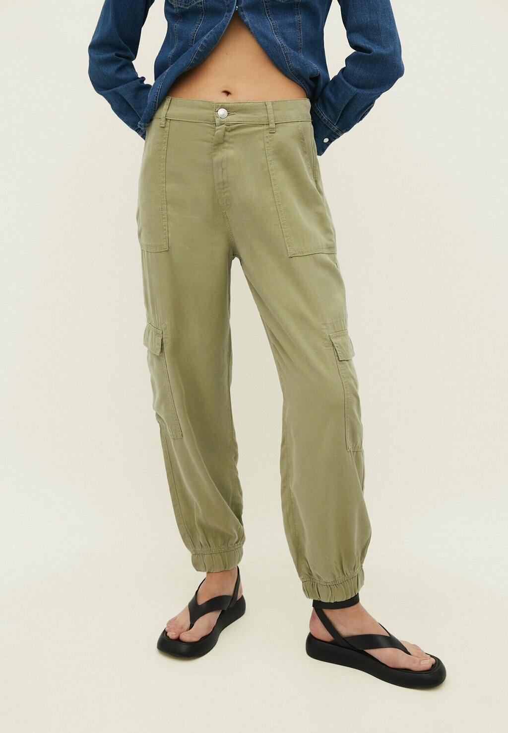 

Брюки карго Stradivarius, зеленый