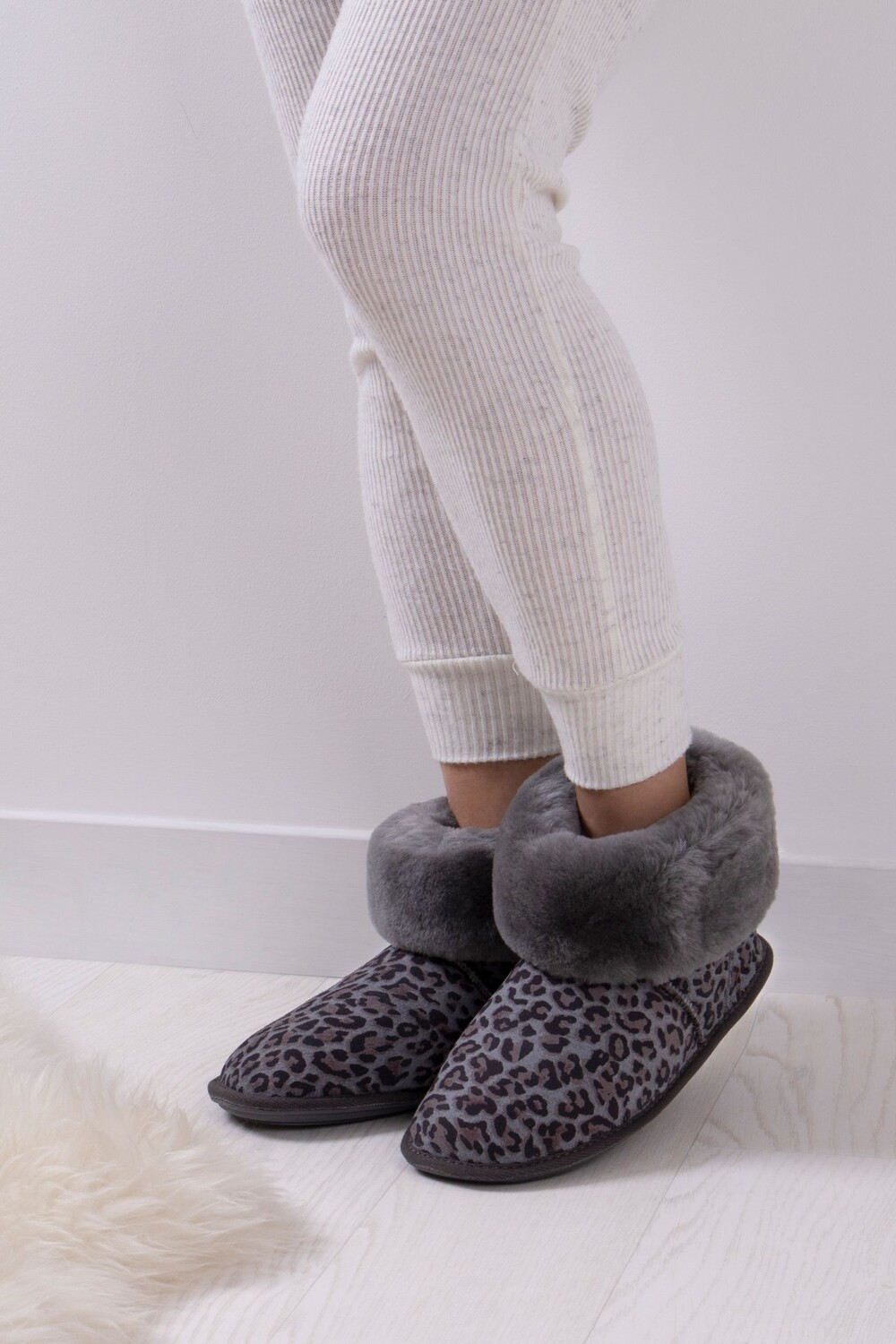 

Женские тапочки Albera из овчины Just Sheepskin, серый