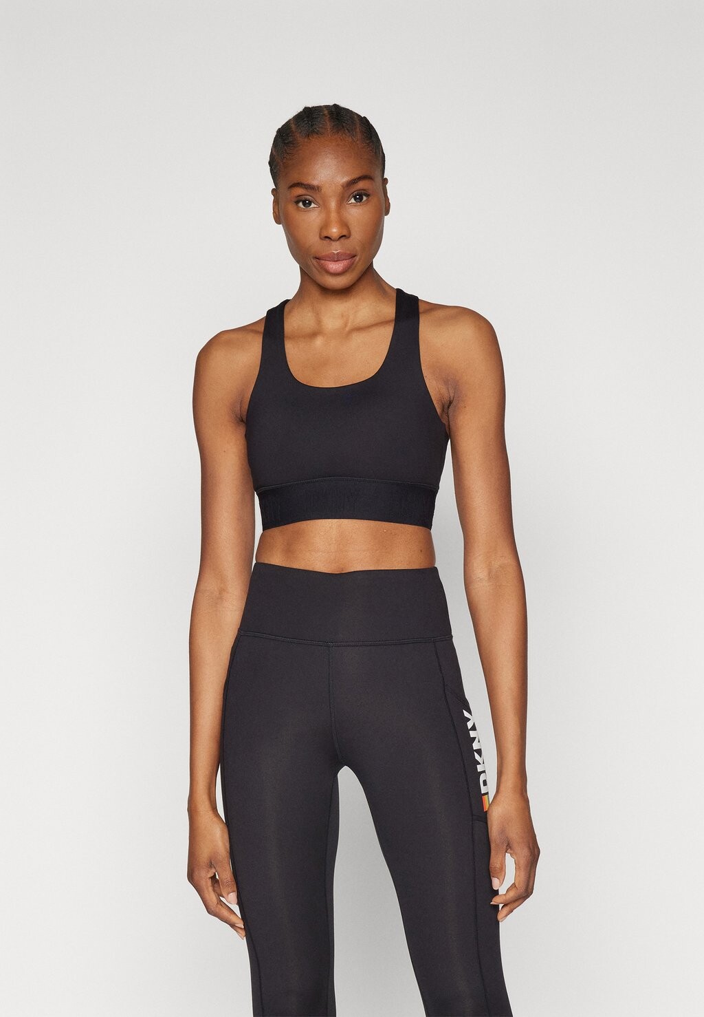 

Спортивный бюстгальтер средней поддержки BALANCE COMPRESSION LOGO ELASTIC RACERBACK BRA REMOVEABLE CUPS DKNY, цвет black
