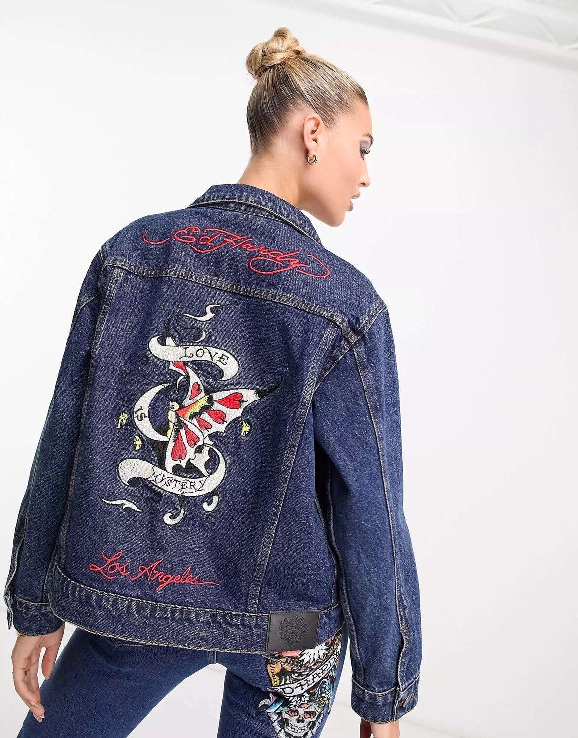 

Приталенная джинсовая куртка Ed Hardy Love is Mystery