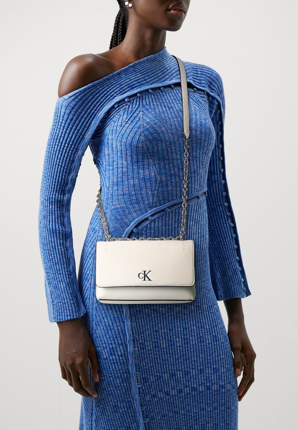 

Сумка через плечо Minimal Monogram Flap Calvin Klein, кремово-белая