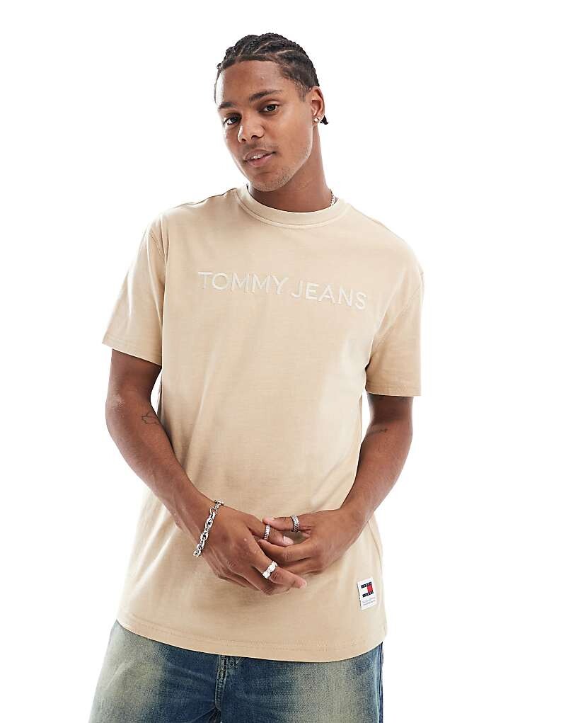 

Бежевая футболка Tommy Jeans, окрашенная в готовом виде, с вышитым логотипом
