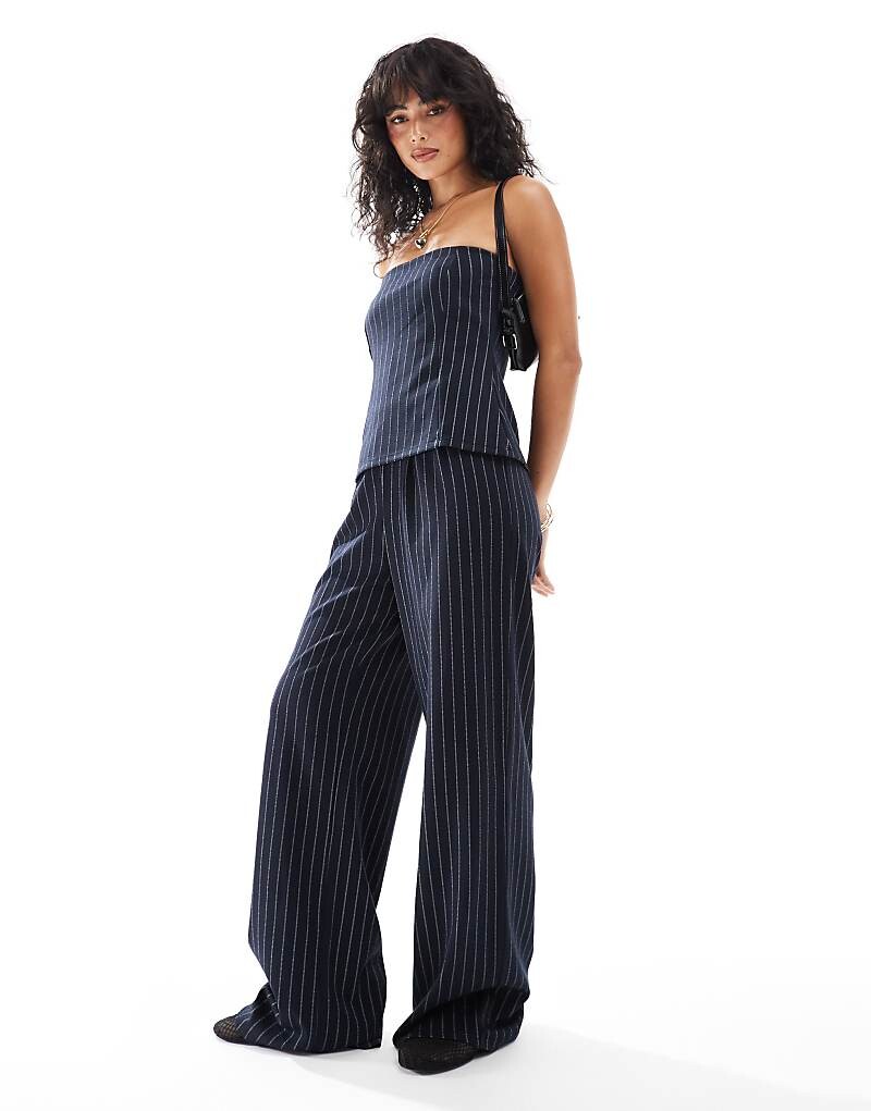 

Темно-синие брюки из джерси в тонкую полоску ASOS DESIGN