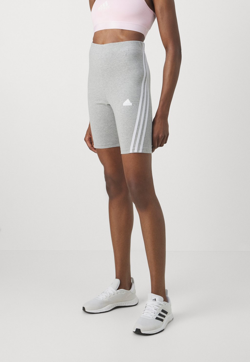 Спортивные шорты FUTURE ICONS THREE STRIPES adidas Sportswear, цвет medium grey heather леггинсы hd4368 adidas g3stight medium grey heather 110