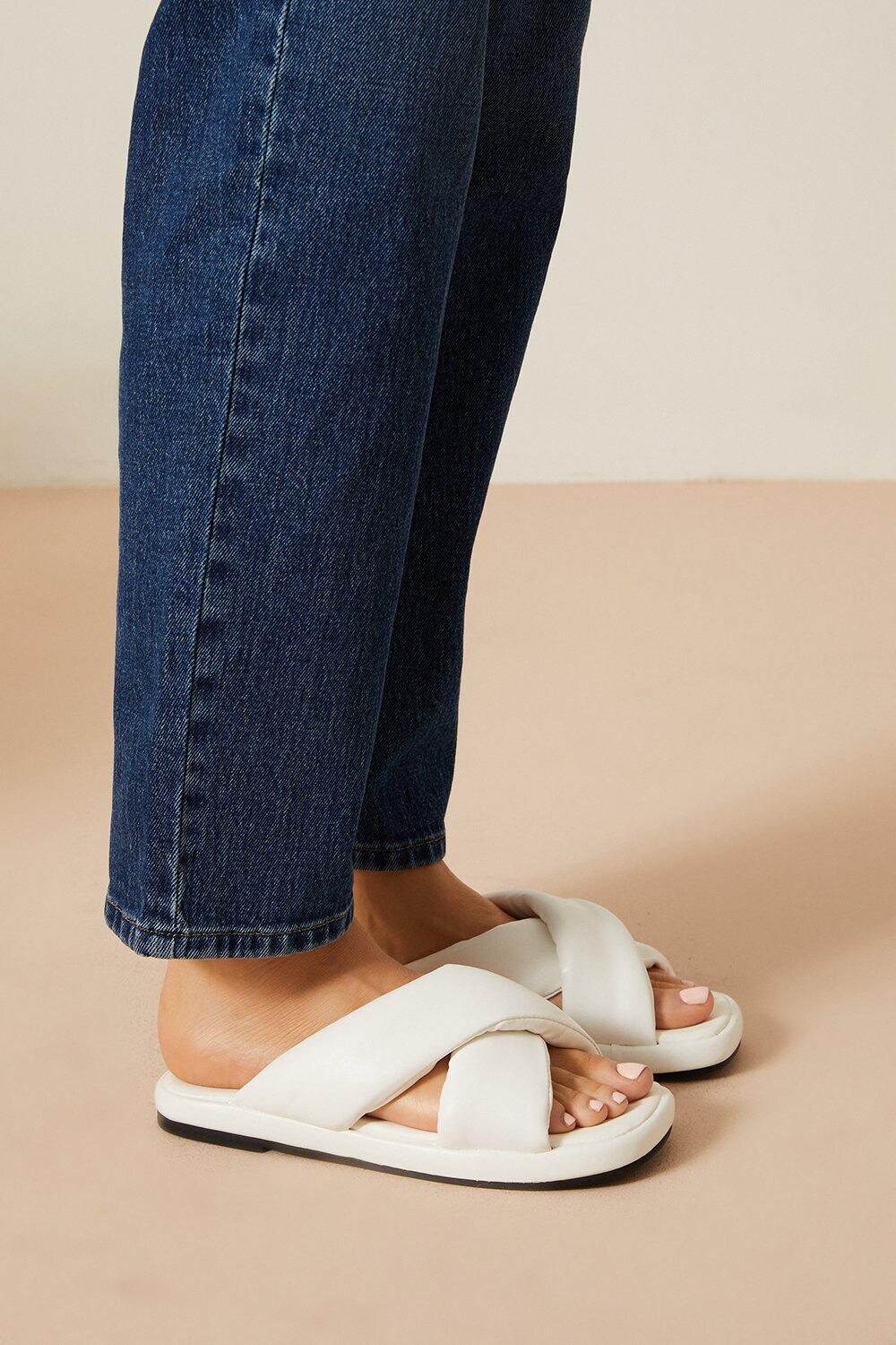 

Faith: сандалии Avery с перекрестными ремешками Dorothy Perkins, белый