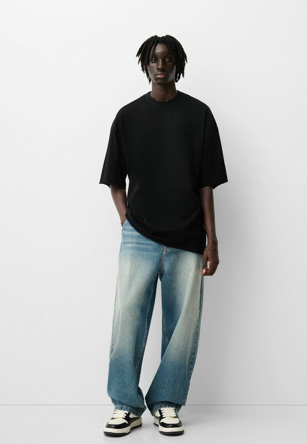 

Базовая футболка SHORT SLEEVE Bershka, черный деним