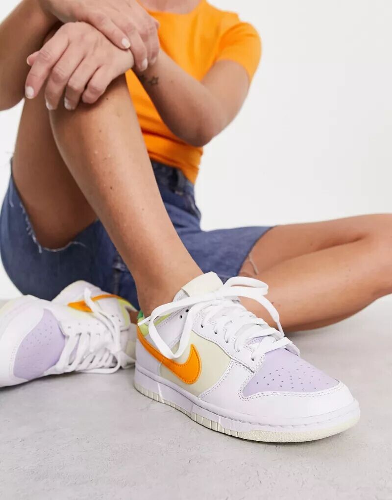 

Белые и разноцветные кроссовки Nike Dunk
