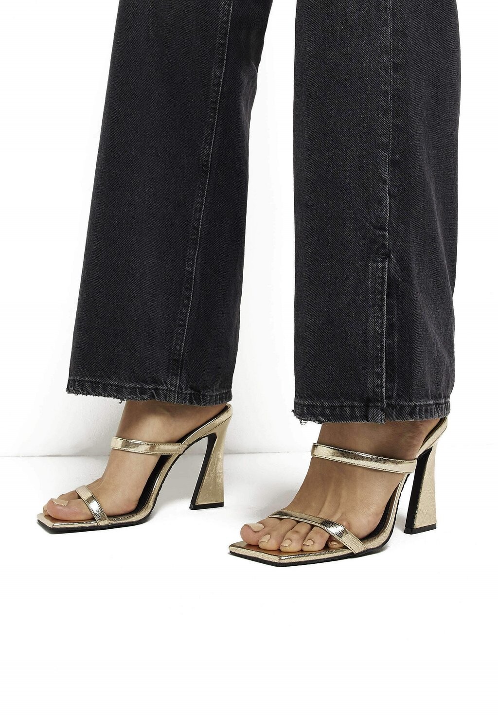 

Шлепанцы River Island